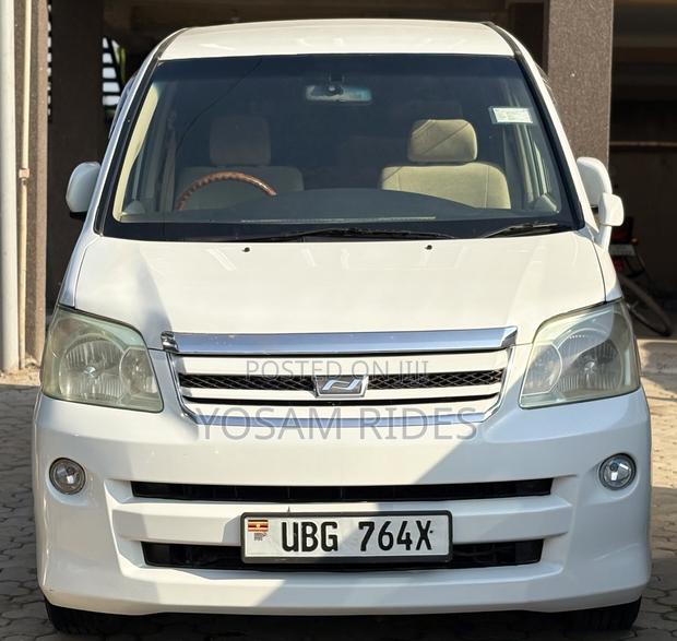 Toyota Noah 2.0 158hp FWD (7 Seater) 2007 White