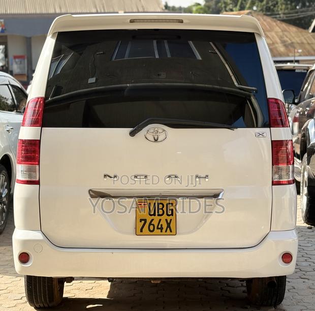 Toyota Noah 2.0 158hp FWD (7 Seater) 2007 White