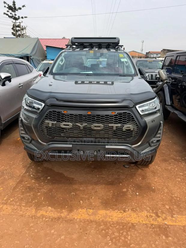 Toyota Hilux 2022 Gray