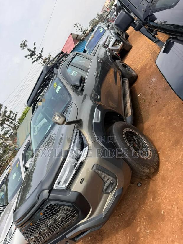 Toyota Hilux 2022 Gray