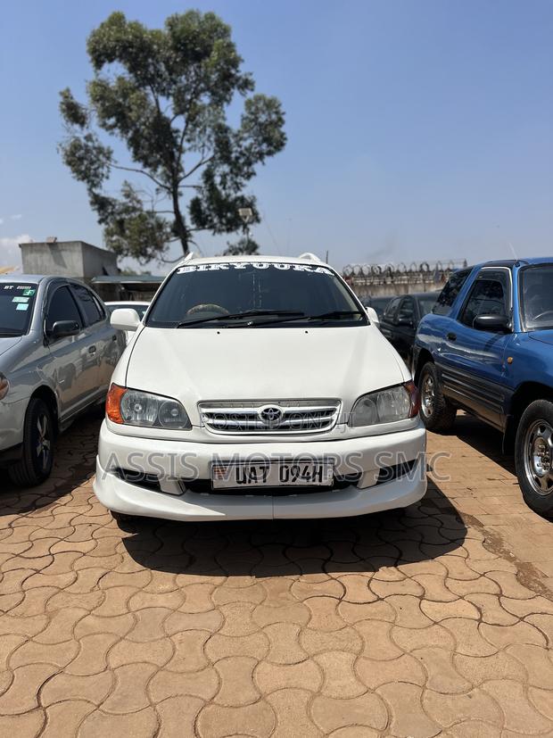 Toyota Ipsum 2004 White