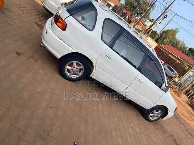 Toyota Ipsum 2000 White