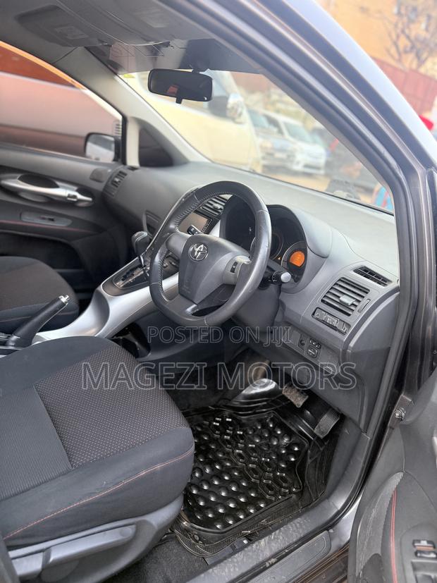 Toyota Auris 2011 Gray