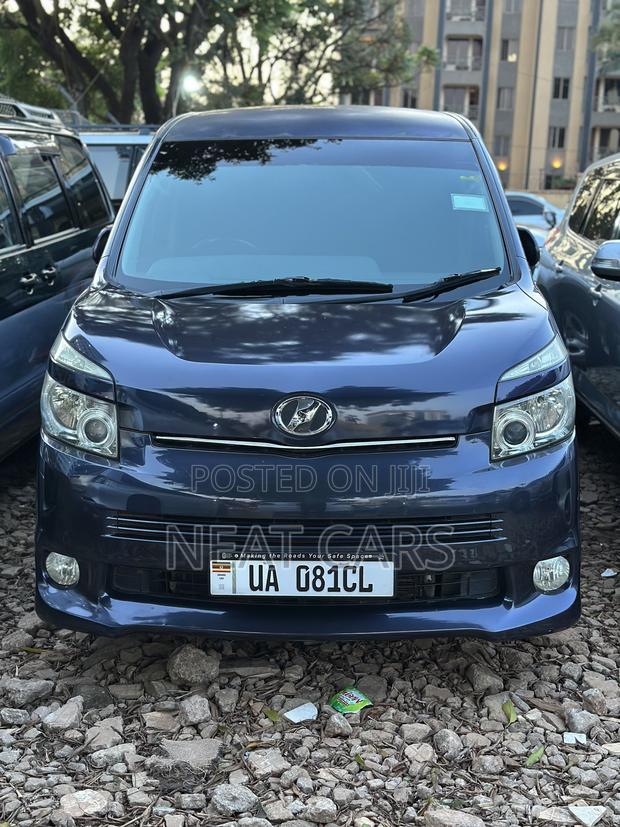 Toyota Noah 2011 Blue