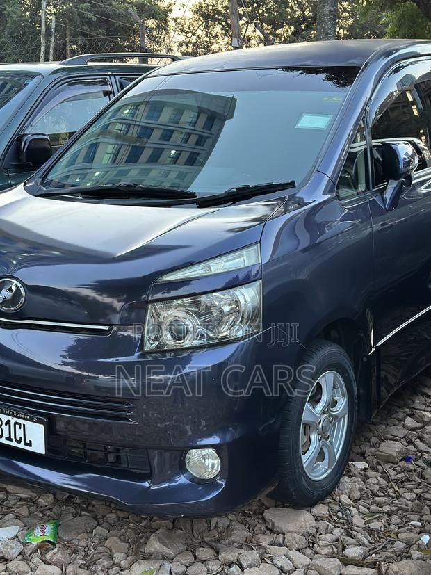 Toyota Noah 2011 Blue