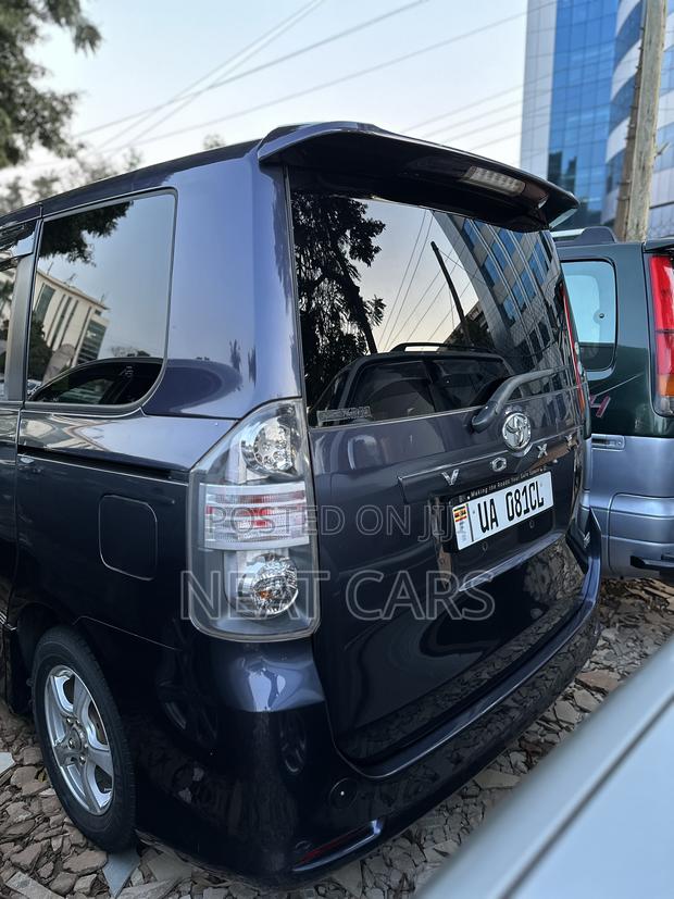 Toyota Noah 2011 Blue