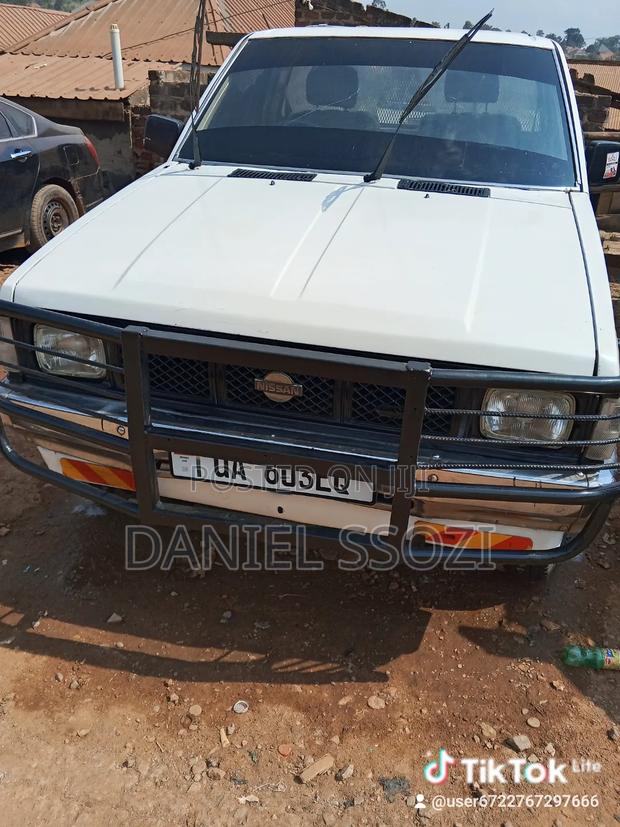 Nissan Pick-Up 1989 White