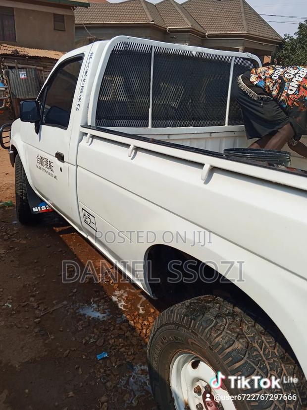 Nissan Pick-Up 1989 White
