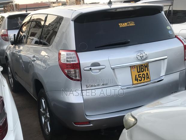 Toyota Vanguard 2010 Silver
