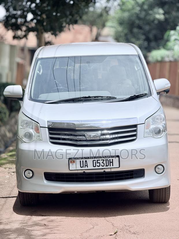 Toyota Noah 2011 Silver