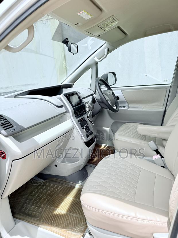 Toyota Noah 2011 Silver