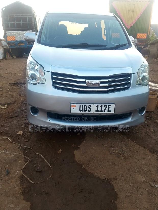 Toyota Noah 2012 Silver