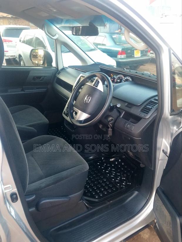 Toyota Noah 2012 Silver