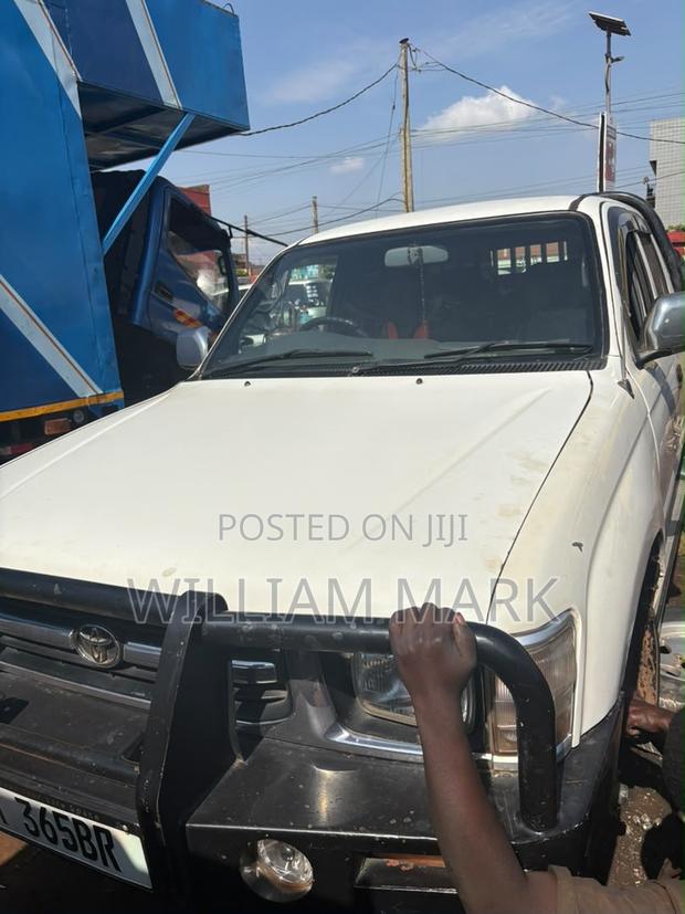 Toyota Hilux 2003 White