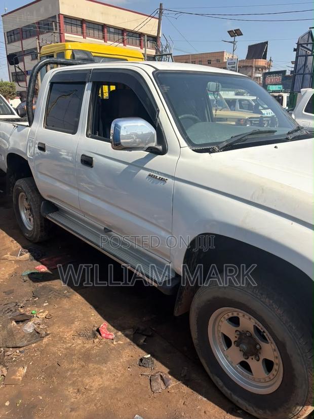 Toyota Hilux 2003 White