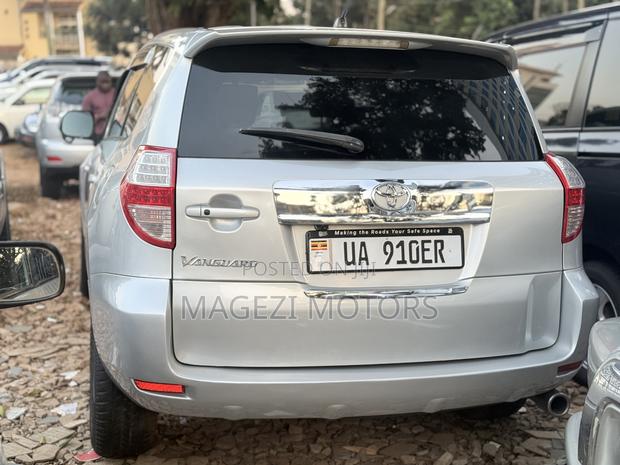 Toyota Vanguard 2011 Silver