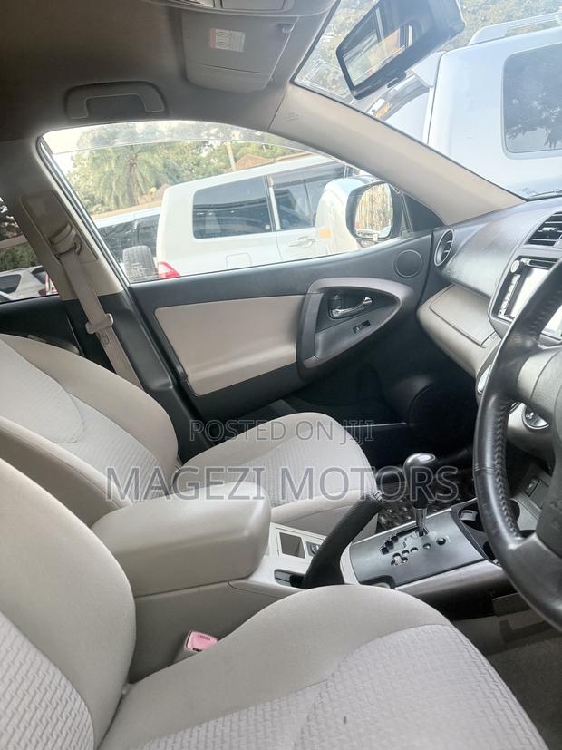 Toyota Vanguard 2011 Silver