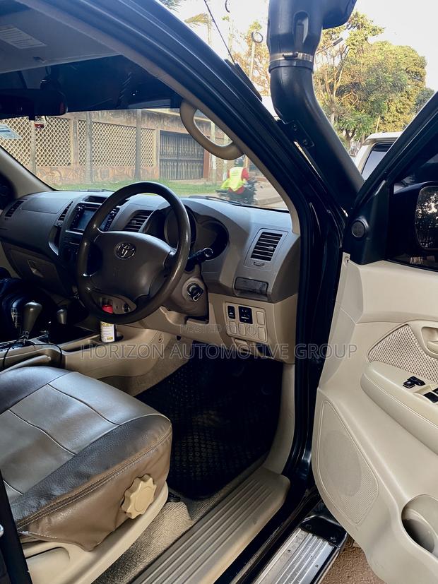 Toyota Hilux 2005 Black