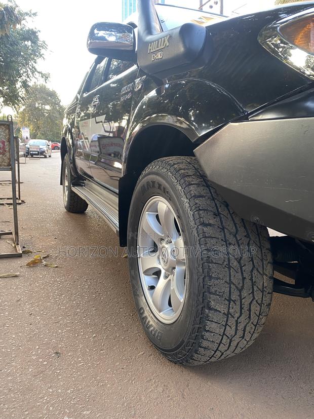 Toyota Hilux 2005 Black