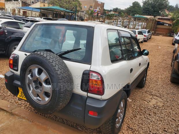Toyota RAV4 Automatic 2000 White