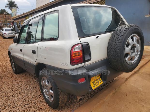 Toyota RAV4 Automatic 2000 White
