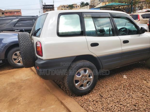 Toyota RAV4 Automatic 2000 White