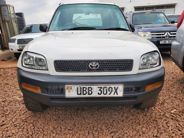 Toyota RAV4 Automatic 2000 White