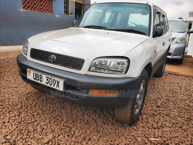 Toyota RAV4 Automatic 2000 White