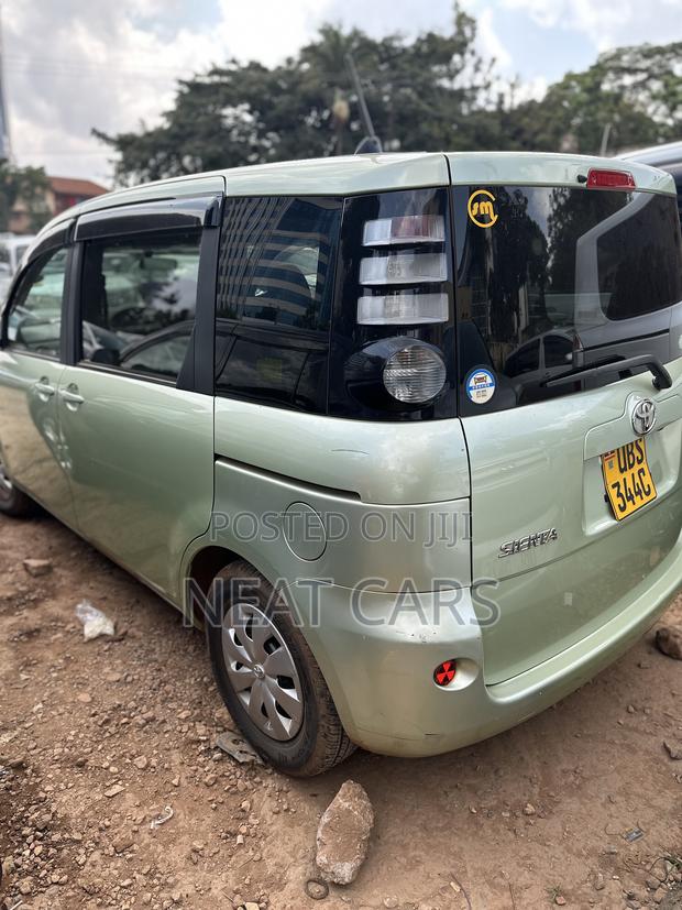 Toyota Sienta 2008 Green