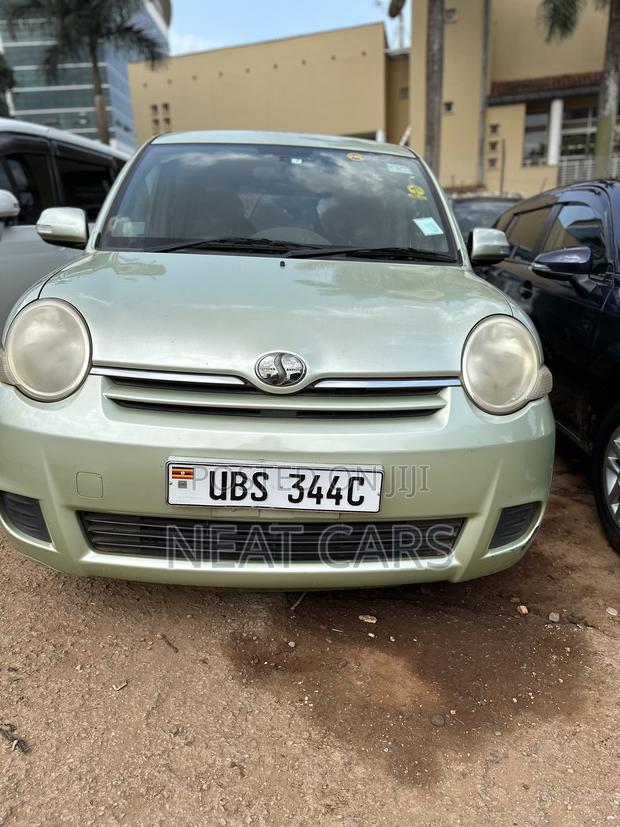 Toyota Sienta 2008 Green