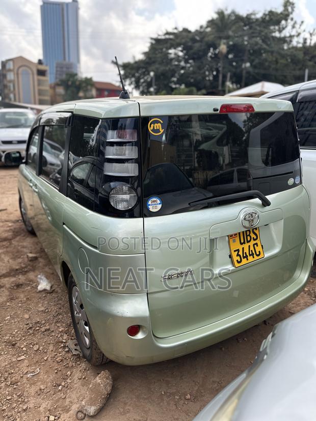 Toyota Sienta 2008 Green