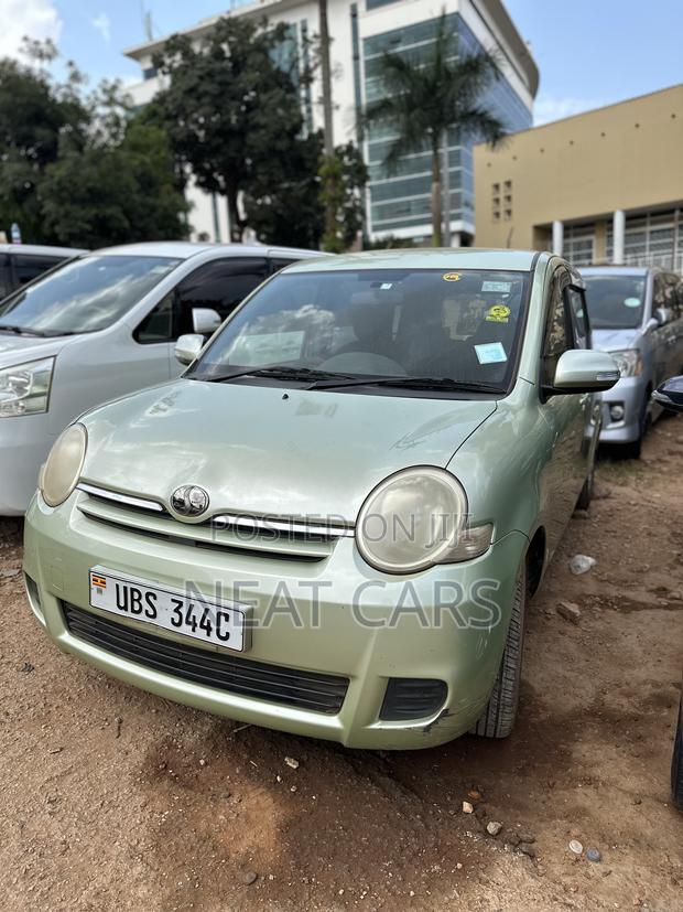 Toyota Sienta 2008 Green