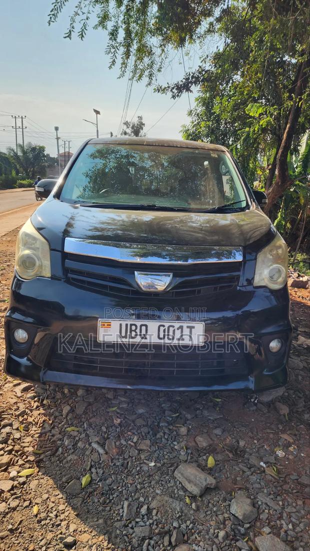 Toyota Noah 2010 Black