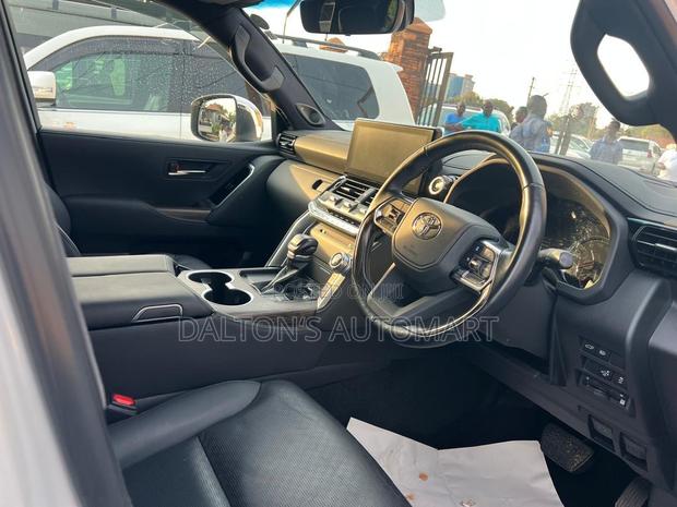 Toyota Land Cruiser LC300 2024 White