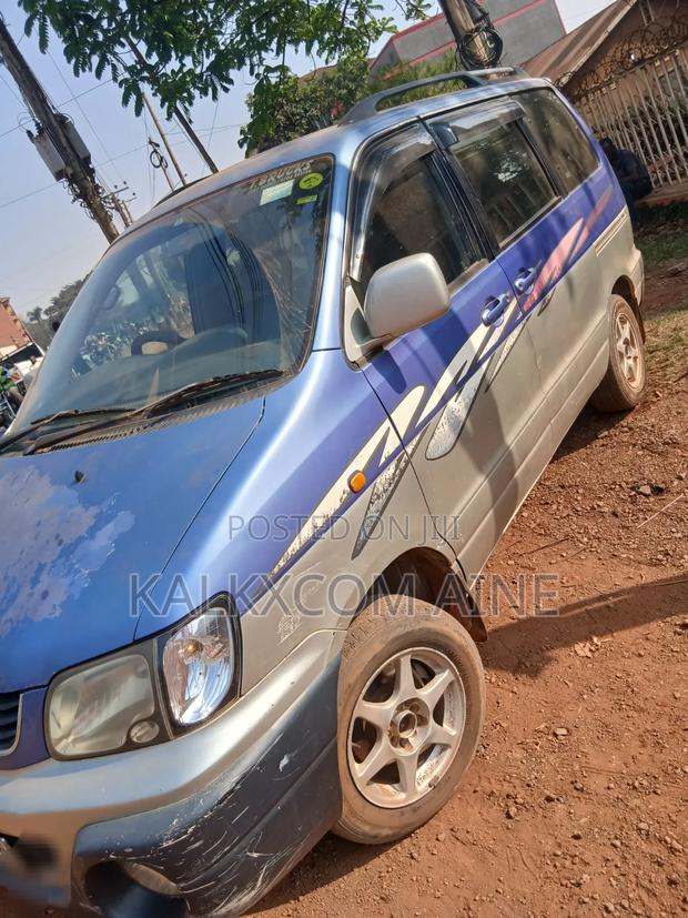 Toyota Noah 2005 Blue