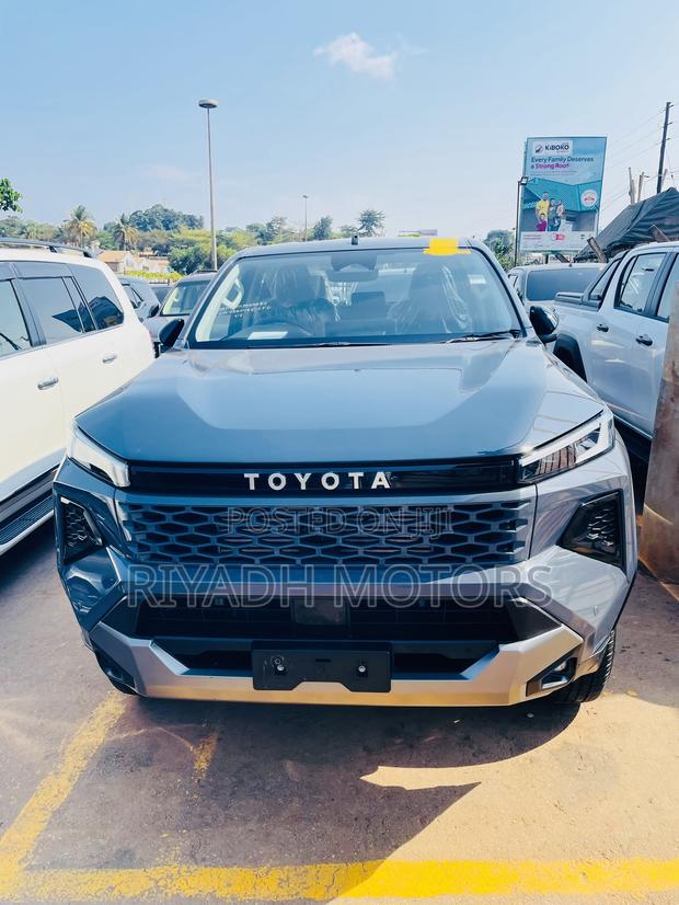 New Toyota Hilux 2025 Gray