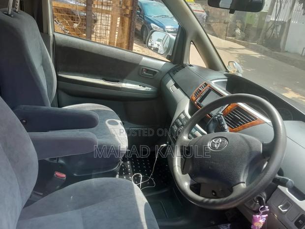 Toyota Noah 2006 Silver