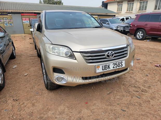 Toyota Vanguard 2010 Gold