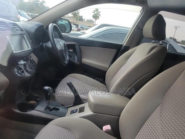 Toyota Vanguard 2010 Gold