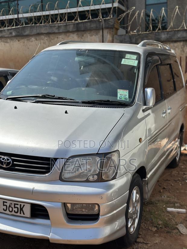 Toyota Noah 2001 Silver