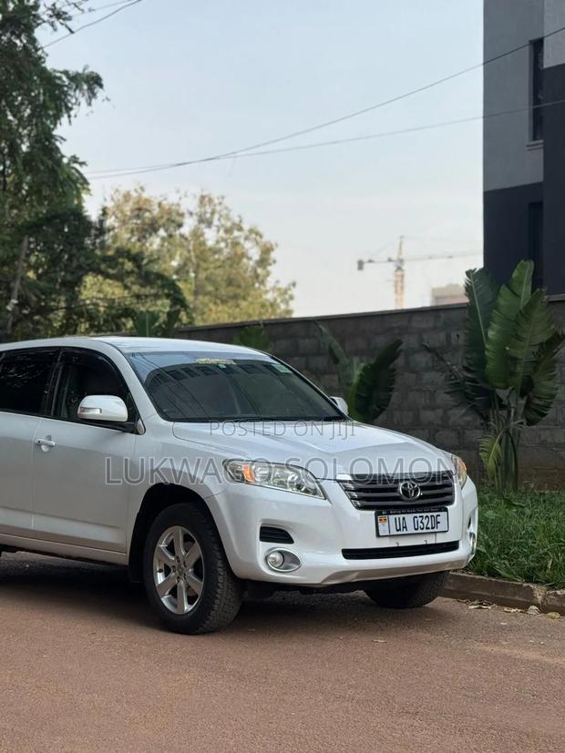 Toyota Vanguard 2012 White
