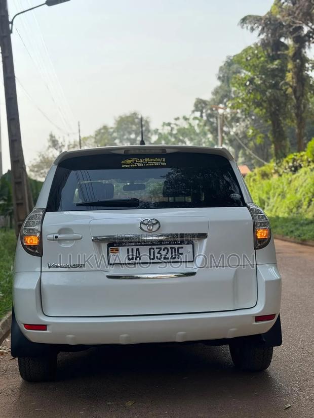 Toyota Vanguard 2012 White
