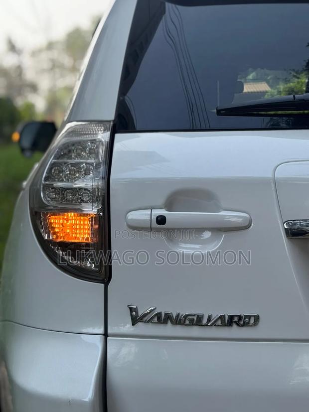Toyota Vanguard 2012 White