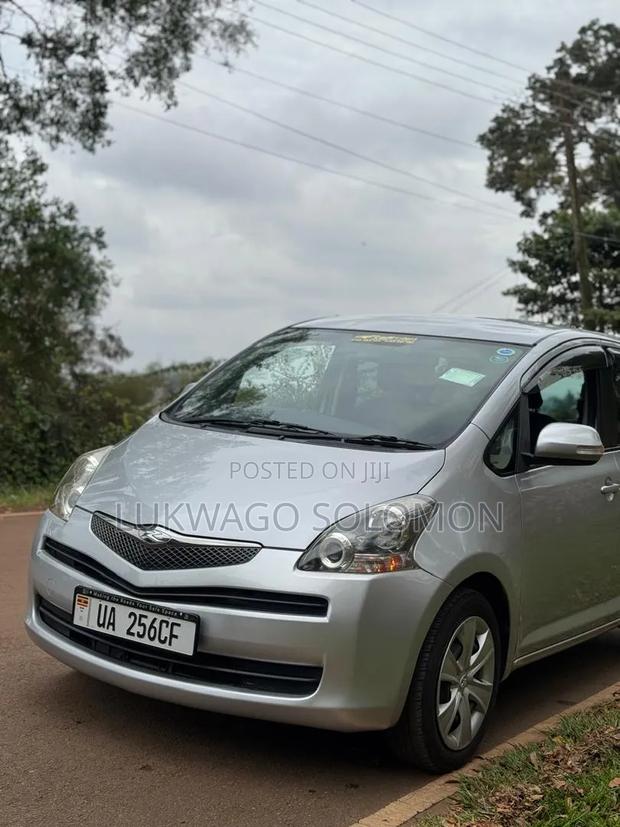 Toyota Ractis 2010 Silver