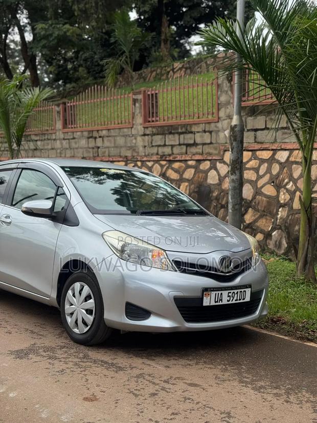 Toyota Vitz 2012 Silver