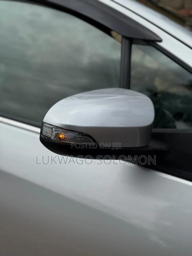 Toyota Vitz 2012 Silver
