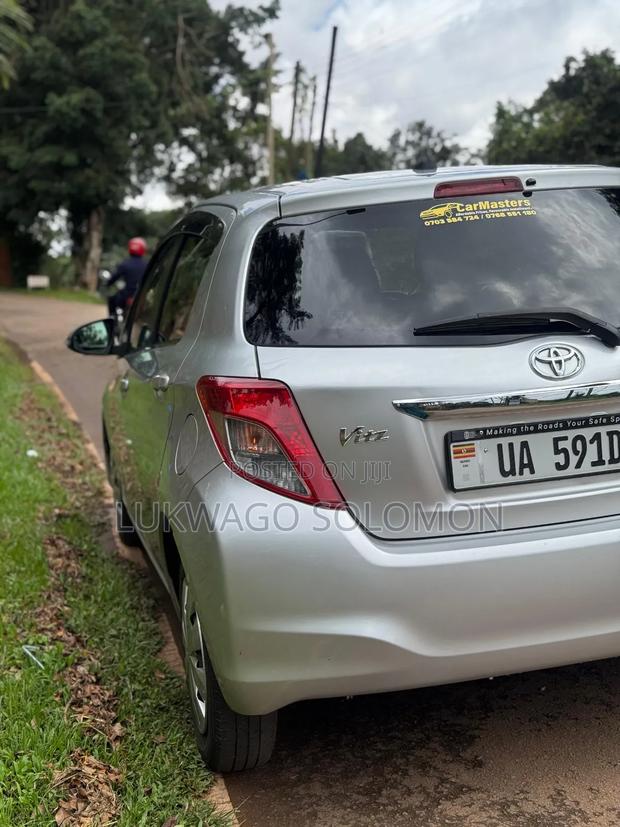 Toyota Vitz 2012 Silver