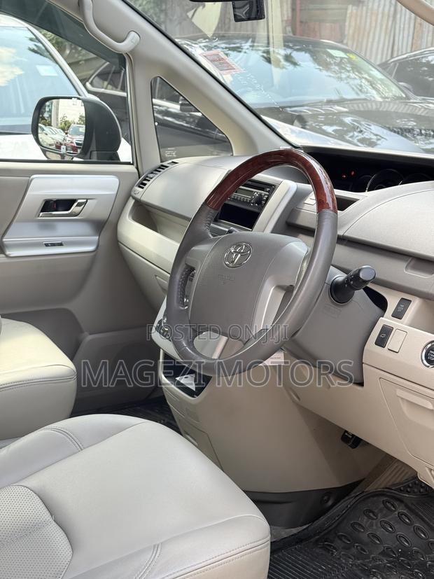 Toyota Noah 2013 Silver