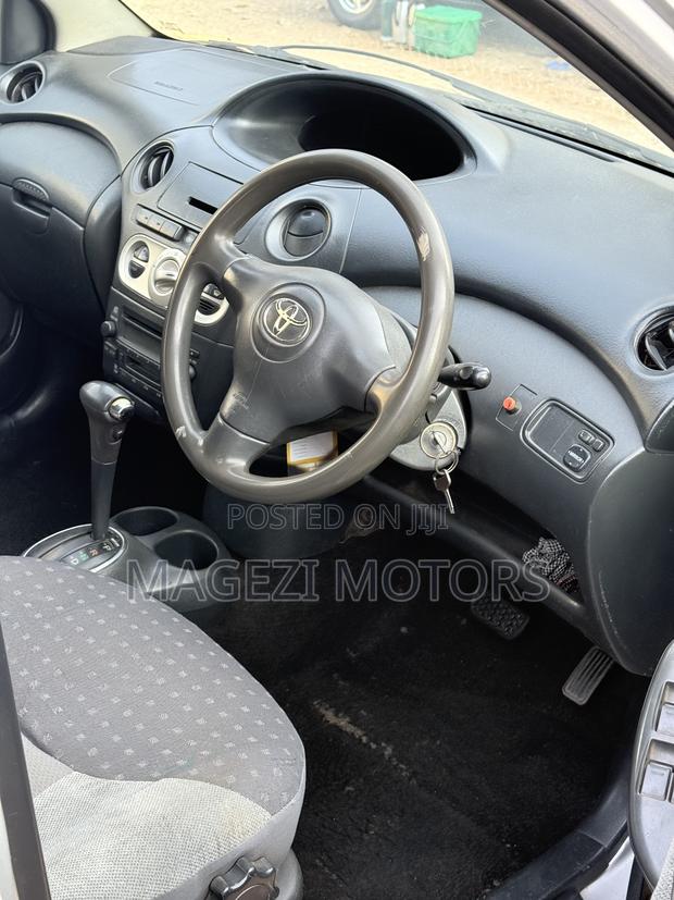 Toyota Vitz 2006 Silver