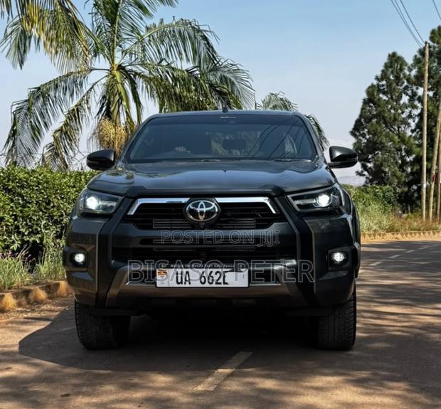 Toyota Hilux 2023 Green